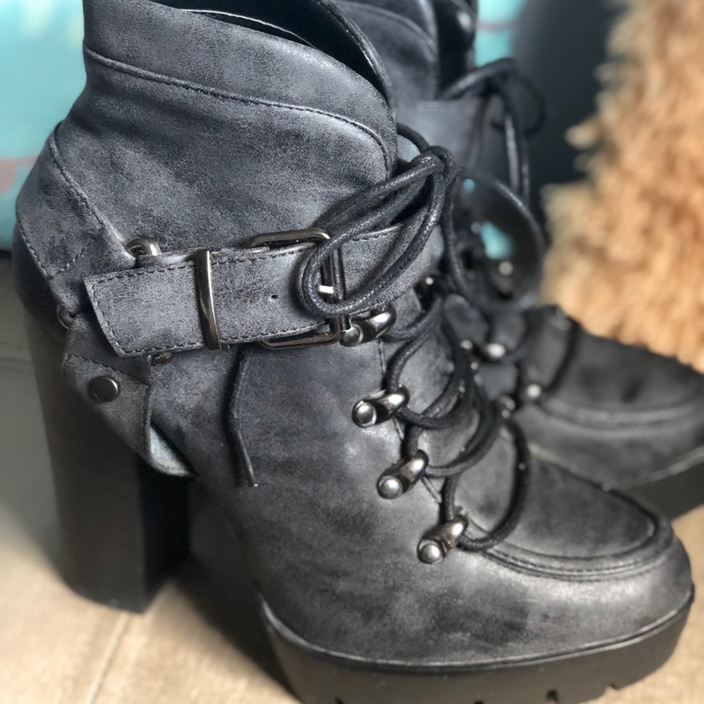 Qupial black shoes